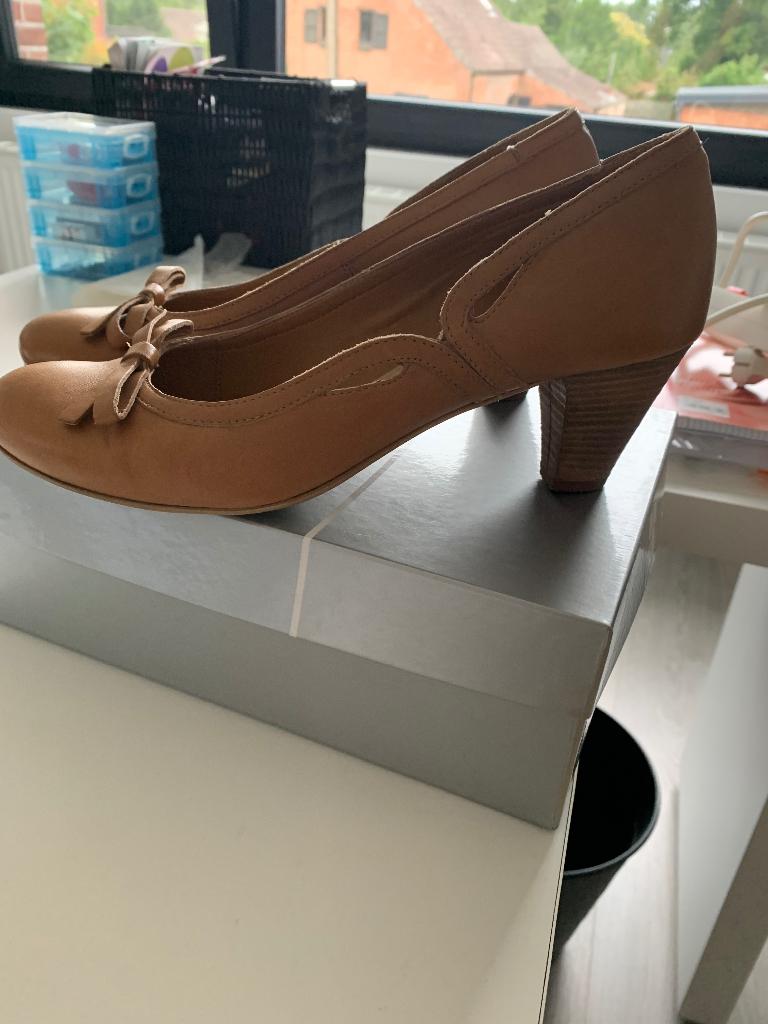 Cognac pumps MEZURA, Kleding | Dames, Schoenen, Zo goed als nieuw, Pumps, Overige kleuren, Ophalen of Verzenden