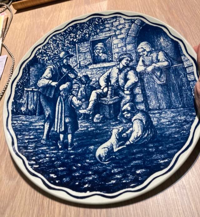 Sierbord – Wandbord van “Boch Belgium” Straat tafereel, Antiek en Kunst, Antiek | Wandborden en Tegels, Ophalen of Verzenden