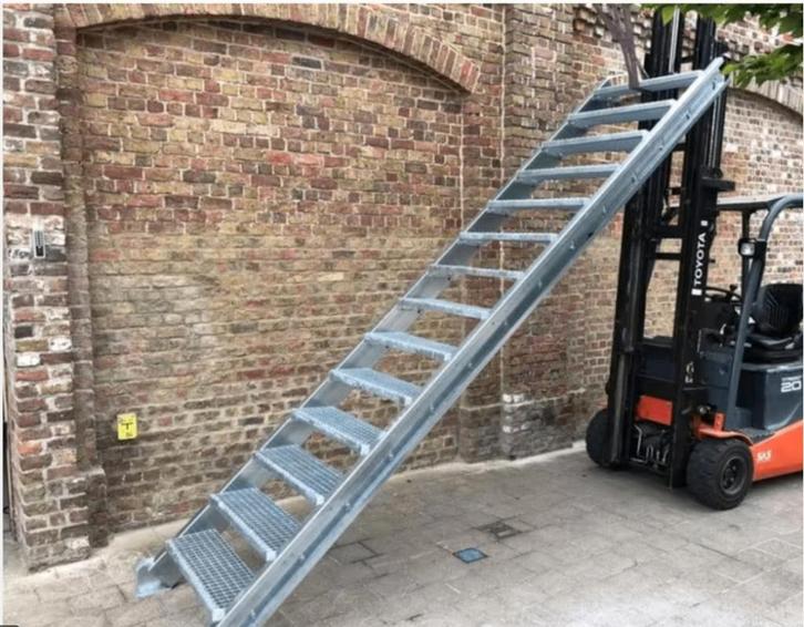 metalen trap/ trappen, Doe-het-zelf en Bouw, Ladders en Trappen, Gebruikt, Trap, Ophalen