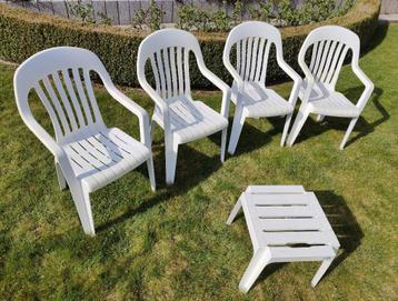 Set witte tuinstoelen beschikbaar voor biedingen