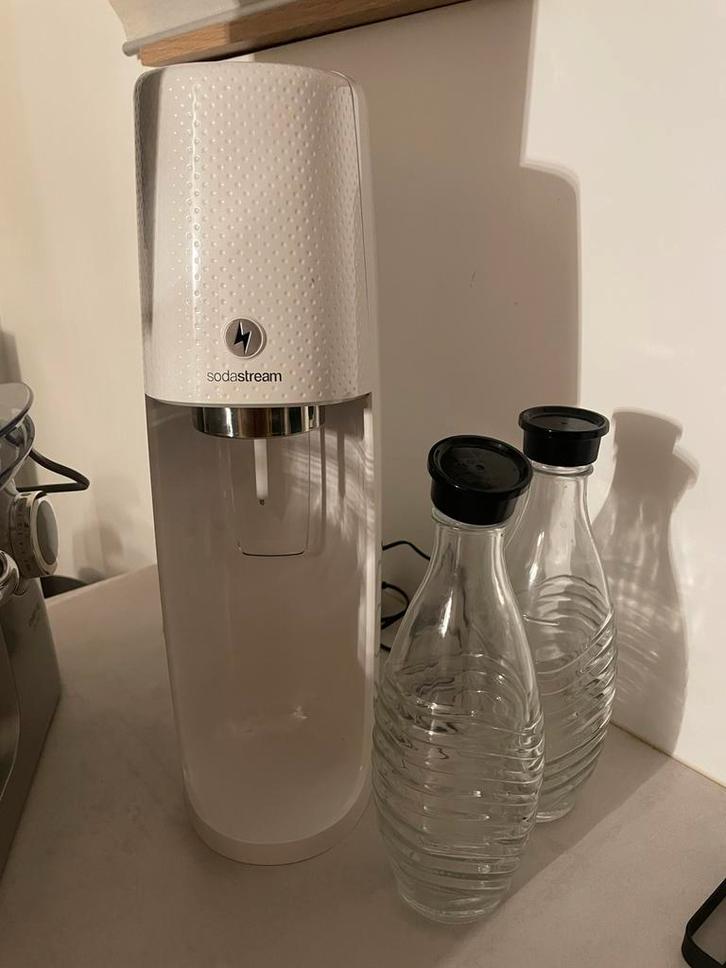 SodaStream wit + 2 glazen karaffen, Elektronische apparatuur, Bruiswatermachines, Gebruikt, Ophalen