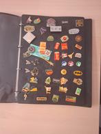 48 pins te koop in map, Verzamelen, Ophalen