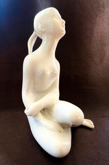 1960s Royal Dux Czechoslovakia white porcelain figurine beschikbaar voor biedingen