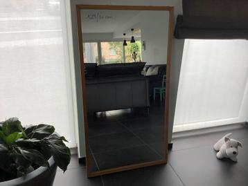 MIROIR AVEC TOUR EN BOIS beschikbaar voor biedingen