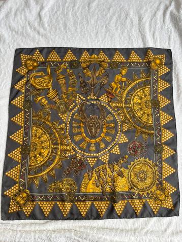 Foulard Hermès - L’Or Des Chefs, HERMÈS, Taille 46/48 (XL) ou plus grande, Enlèvement ou Envoi, Pashmina