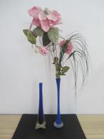 2 vases bleux + fleurs artificielles, Bleu, Utilisé, Moins de 50 cm, Enlèvement ou Envoi