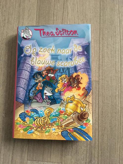 Thea Stilton - Op zoek naar de blauwe scarabee, Livres, Livres pour enfants | Jeunesse | Moins de 10 ans, Comme neuf, Enlèvement