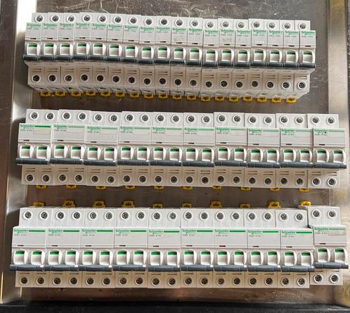 Lot zekeringen te koop – merk Schneider, Doe-het-zelf en Bouw, Elektriciteit en Kabels, Gebruikt, Ophalen