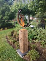 Stoere, ijzeren tuinbeelden op houten sokkel, Ophalen of Verzenden, Nieuw, Metaal, Abstract beeld