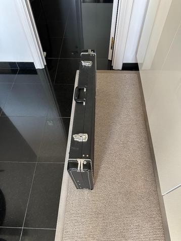 Gitaar koffer beschikbaar voor biedingen