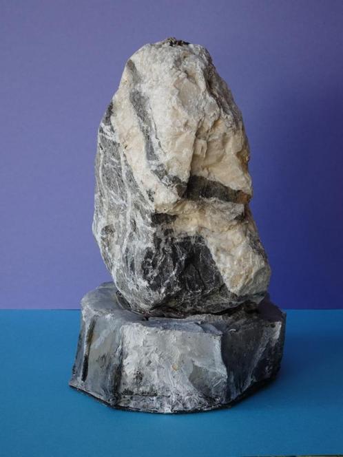riviersteen op geschilderde cementen sokkel, Verzamelen, Mineralen en Fossielen, Mineraal, Ophalen of Verzenden