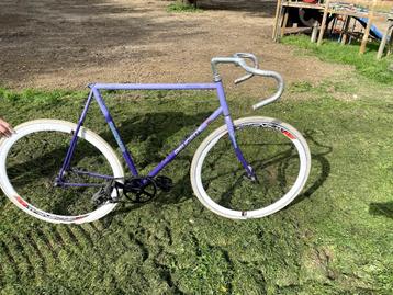 Vélo Pignon Fixe peugeot Roue flip flop Fixie disponible aux enchères