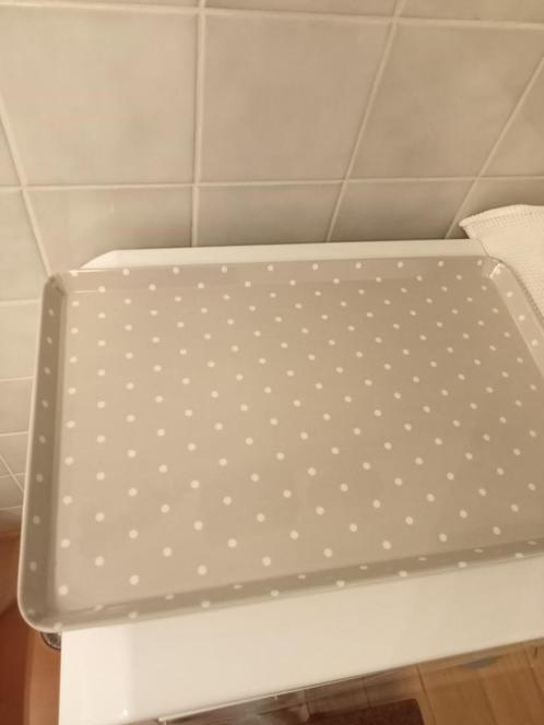 set van 2 grijze bakjes met witte stippen 30 x 45cm, Huis en Inrichting, Woonaccessoires | Dienbladen, Zo goed als nieuw, Kunststof