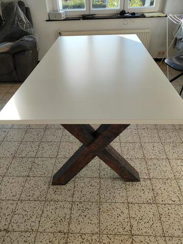 Table pieds en croix disponible aux enchères