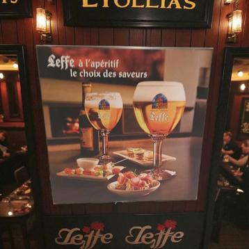 Vierkant houten bord met Leffe bier. Afmetingen: 51 x 51 cm beschikbaar voor biedingen