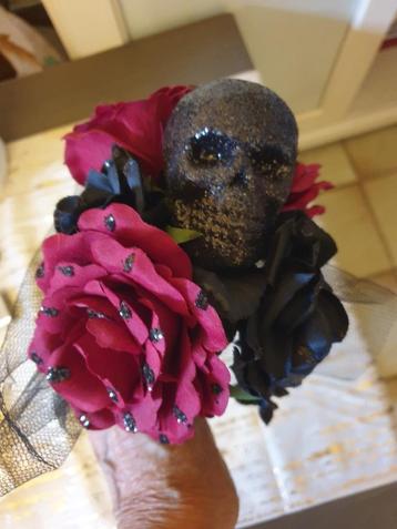 Bouquet de crânes noirs et de roses rouges Halloween disponible aux enchères