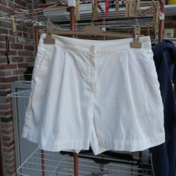 Shortje wit geribd Terre Bleue mt 38 beschikbaar voor biedingen