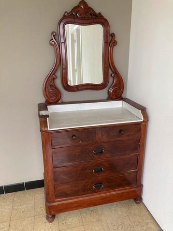 Antieke kaptafel  beschikbaar voor biedingen