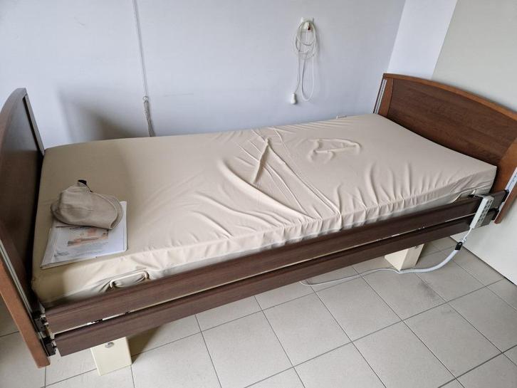 elektrisch ziekenhuisbed, Huis en Inrichting, Slaapkamer | Bedden, Zo goed als nieuw, Eenpersoons, 90 cm, 200 cm, Metaal, Bruin