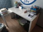 Ikea-bureau, met witte stoel van traditioneel formaat., Ophalen, Zo goed als nieuw