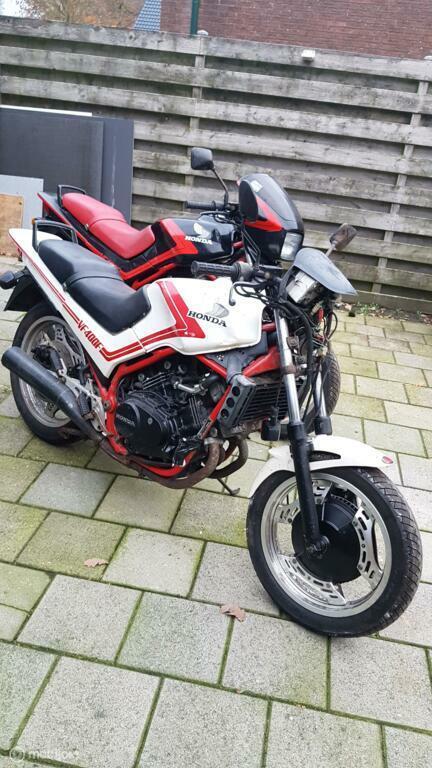 Honda VF 400 F 2 stuks compleet in onderdelen/demontage, Motos, Pièces | Honda, Utilisé, Enlèvement ou Envoi