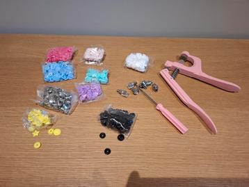 Set drukknopen plastic en metaal en toestel beschikbaar voor biedingen