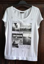 Witte T-shirt met print en achterkant met rij knoopjes, M, Kleding | Dames, T-shirts, Ophalen of Verzenden, Zo goed als nieuw