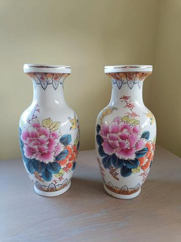 2 identieke Chinese vazen beschikbaar voor biedingen