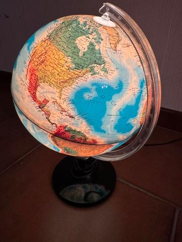 Wereldbol met lichtschakelaar beschikbaar voor biedingen