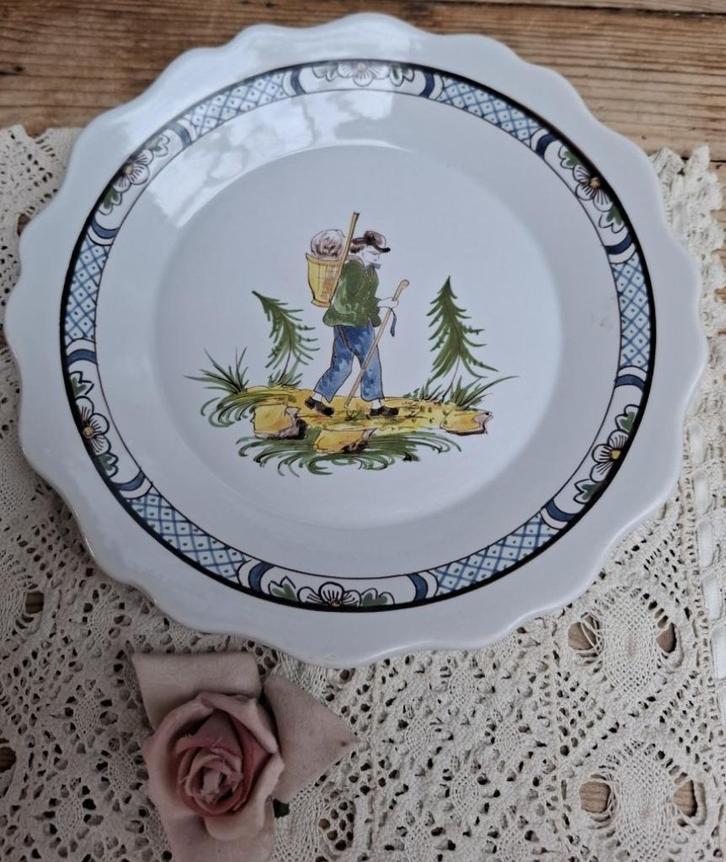 Oud Frans Bretons wandbord met wandelaar en sierrand, Antiek en Kunst, Antiek | Wandborden en Tegels, Ophalen of Verzenden