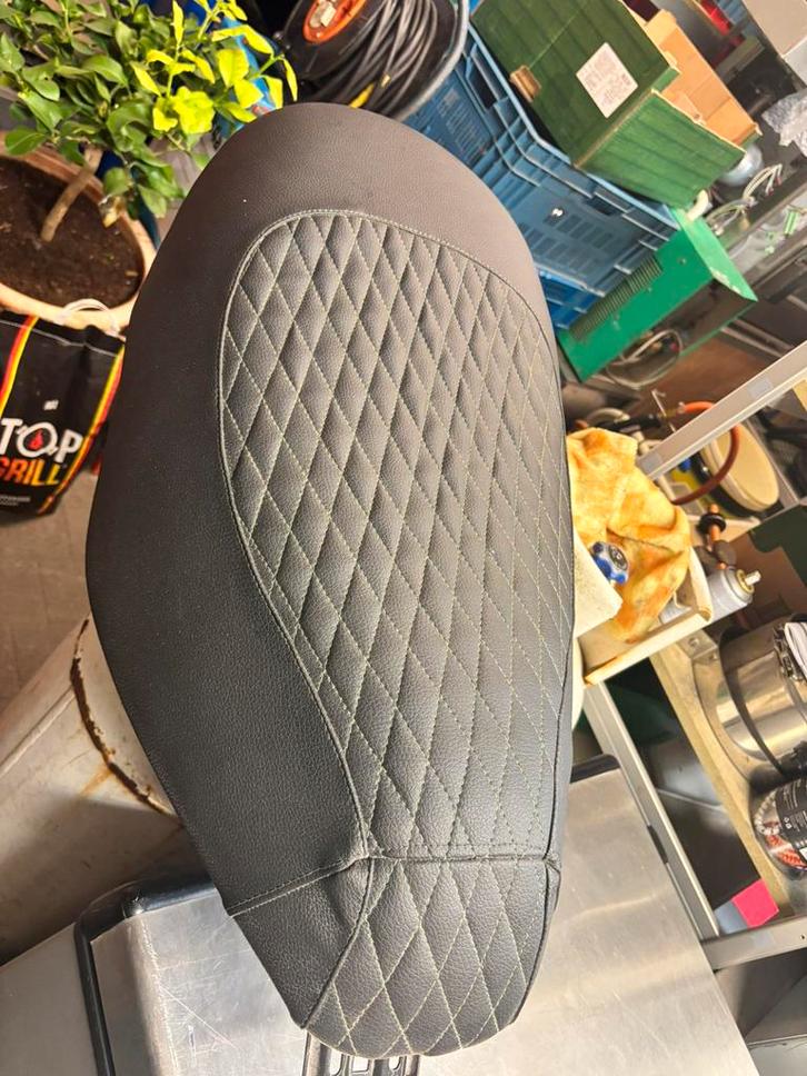 Piaggio zip 2000 customzadel, Fietsen en Brommers, Brommeronderdelen | Scooters, Zo goed als nieuw, Piaggio, Zadel, Ophalen of Verzenden