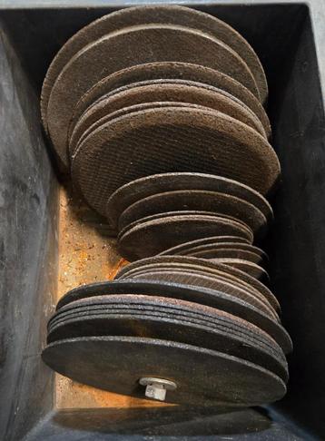 35 staalslijpschijven diverse diameters en diktes beschikbaar voor biedingen
