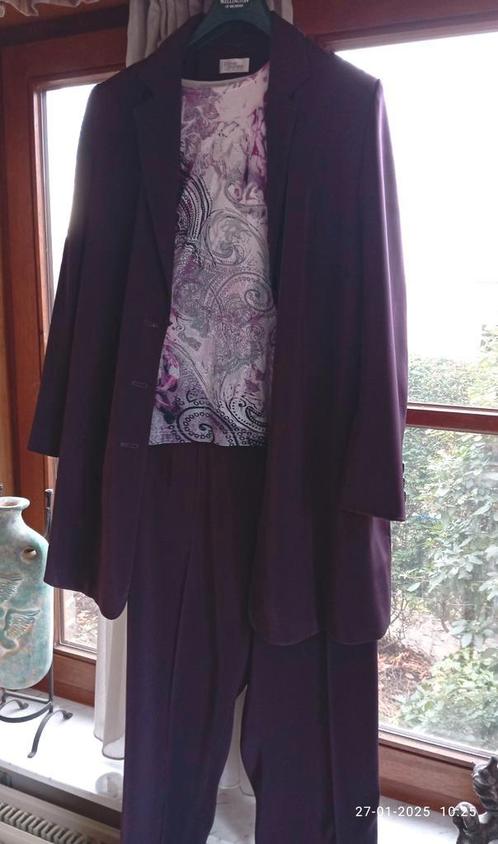 Broekpak dame + bijhorende t shirt lange mauw * donker lila, Kleding | Dames, Jasjes, Kostuums en Pakken, Zo goed als nieuw, Maat 46/48 (XL) of groter
