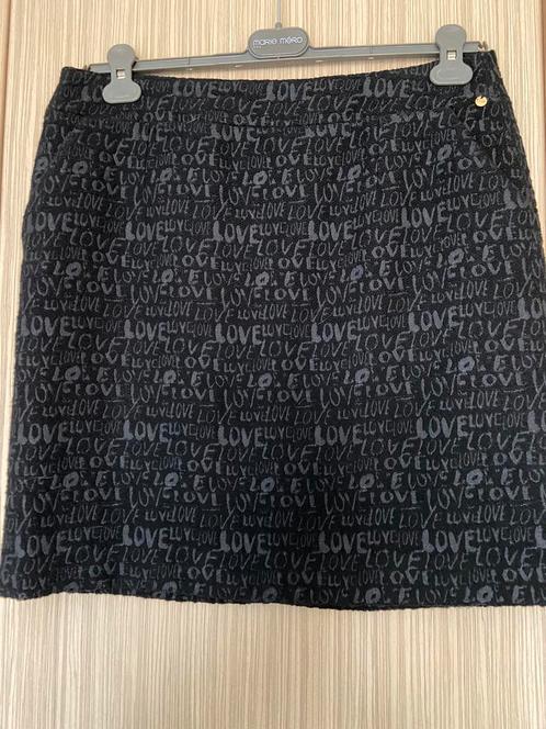 Rok zwart tekening river woods 42, Kleding | Dames, Rokken, Zo goed als nieuw, Maat 42/44 (L), Zwart, Ophalen of Verzenden