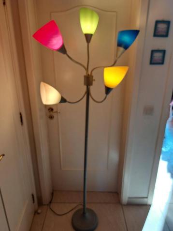 Lampadaire vintage multicolore disponible aux enchères