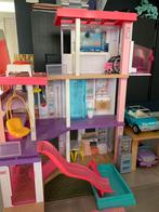 Maison Barbie + lot poupées & accessoires, Enlèvement, Comme neuf, Accessoires