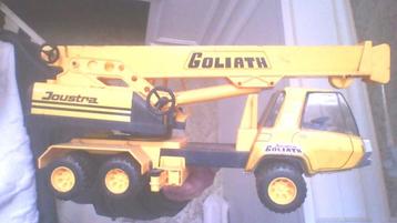 Ancien camion grue en tôle goliath  (joustra beschikbaar voor biedingen