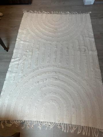 Beige tapijt 1m40 x 2m beschikbaar voor biedingen
