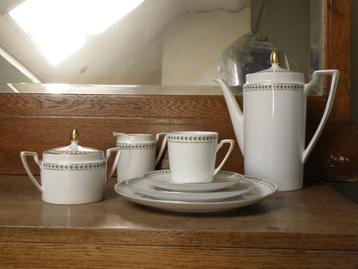 Koffieset van porselein beschikbaar voor biedingen