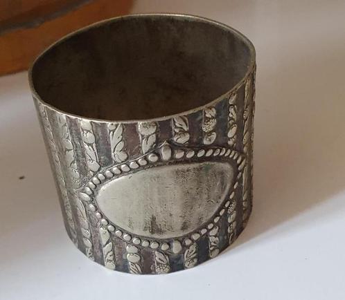 Verzilverde servetring – met bloemenmotief, Antiek en Kunst, Antiek | Zilver en Goud, Zilver, Ophalen