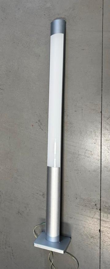 Moderne staanlamp in zeer goede staat beschikbaar voor biedingen