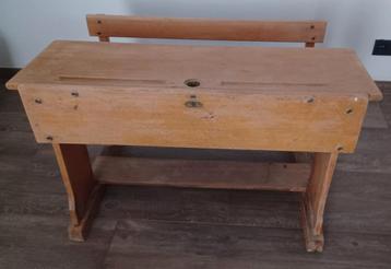 Oude houten lessenaar beschikbaar voor biedingen