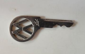 Antieke autosleutel volkswagen met VW logo beschikbaar voor biedingen