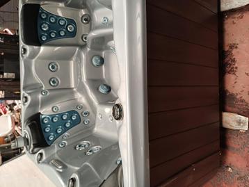 Jacuzzi livré gratuitement, Enlèvement ou Envoi