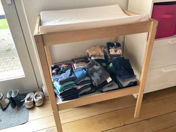 Commode met hoog verzorgkussen in goede staat beschikbaar voor biedingen