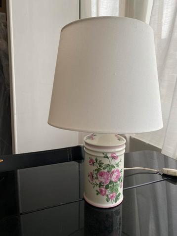 Mooie porseleinen tafellamp beschikbaar voor biedingen