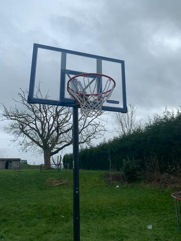 Basketbal doel beschikbaar voor biedingen
