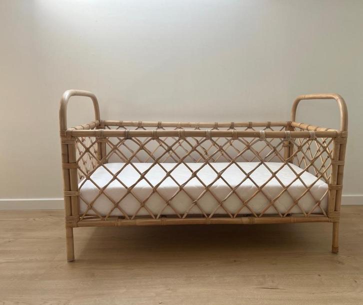Rotan babybedje Studio Feliz + matras & Aerosleep set, Kinderen en Baby's, Kinderkamer | Bedden, Zo goed als nieuw, Minder dan 140 cm