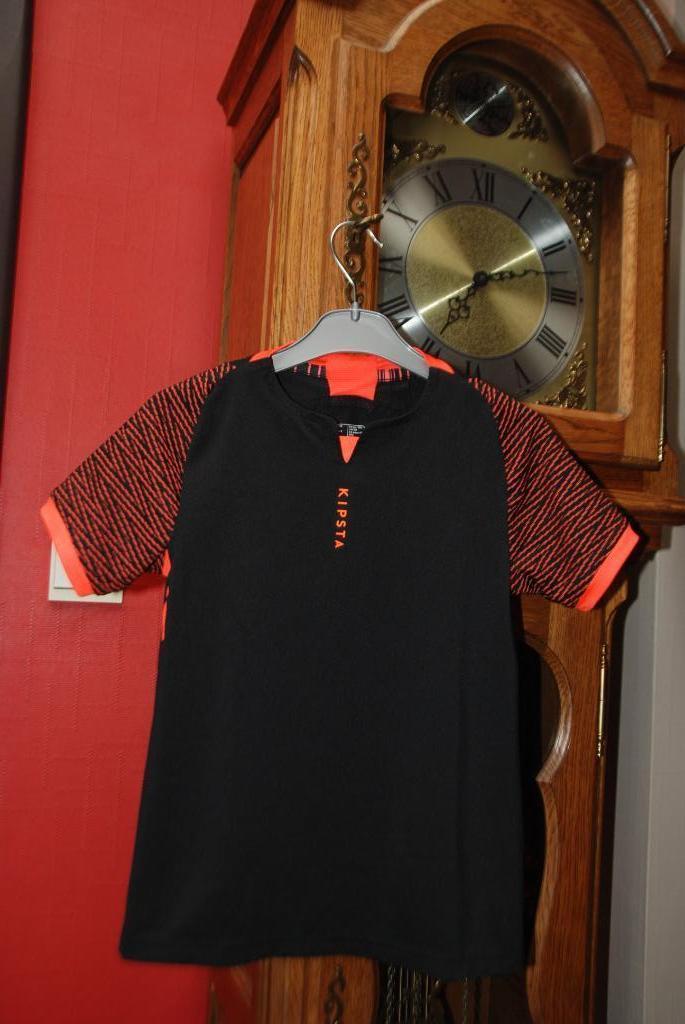 Zwarte sportjas „Kipsta” T131/140 cm of 8/9A als Nieuw!, Kinderen en Baby's, Kinderkleding | Maat 134, Zo goed als nieuw, Jongen of Meisje