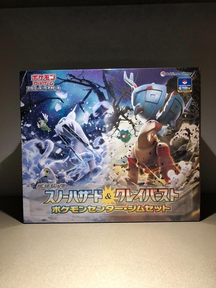 Boosterbox Snow Hazard & Clay Burst Pokemon Center Gym Set, Hobby en Vrije tijd, Verzamelkaartspellen | Pokémon, Nieuw, Boosterbox